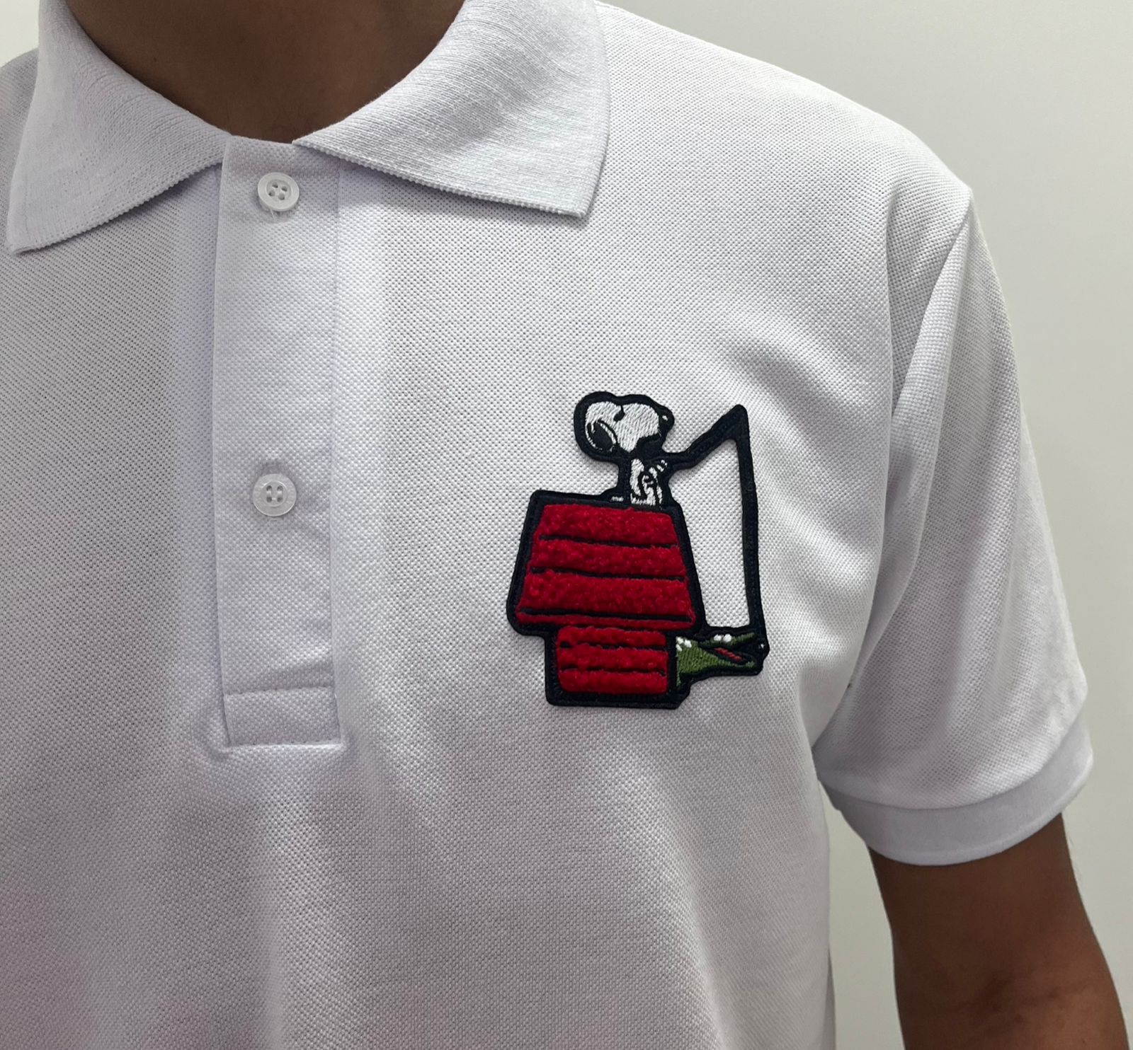 Polo Lacoste Edição Snoopy Bordado Branca - Imagem 2